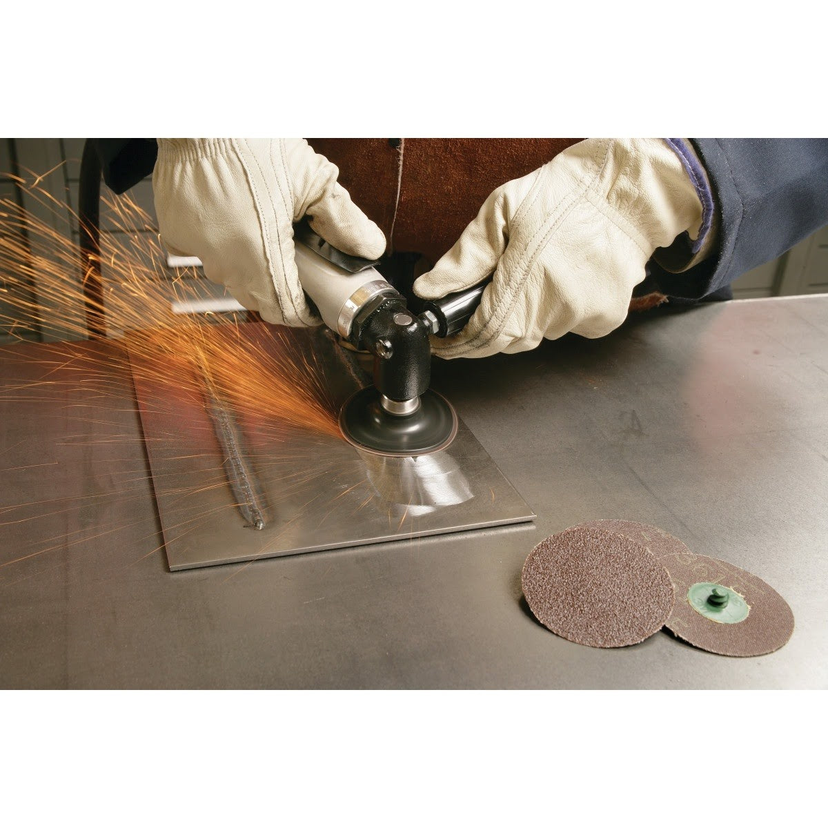3M 361F Roloc Disc, P100 YF-weight, TR, 3 in, Die R300V (7000045102) (200 Pack) - 5