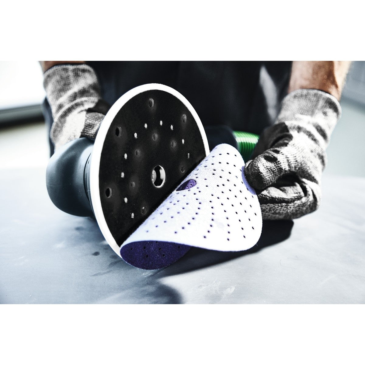 3M 216U 01075 Hookit Gold Disc Dust Free, Aluminum Oxide, P320, 6 in, 7 Hole (7000119689) (400 Pack) - 3
