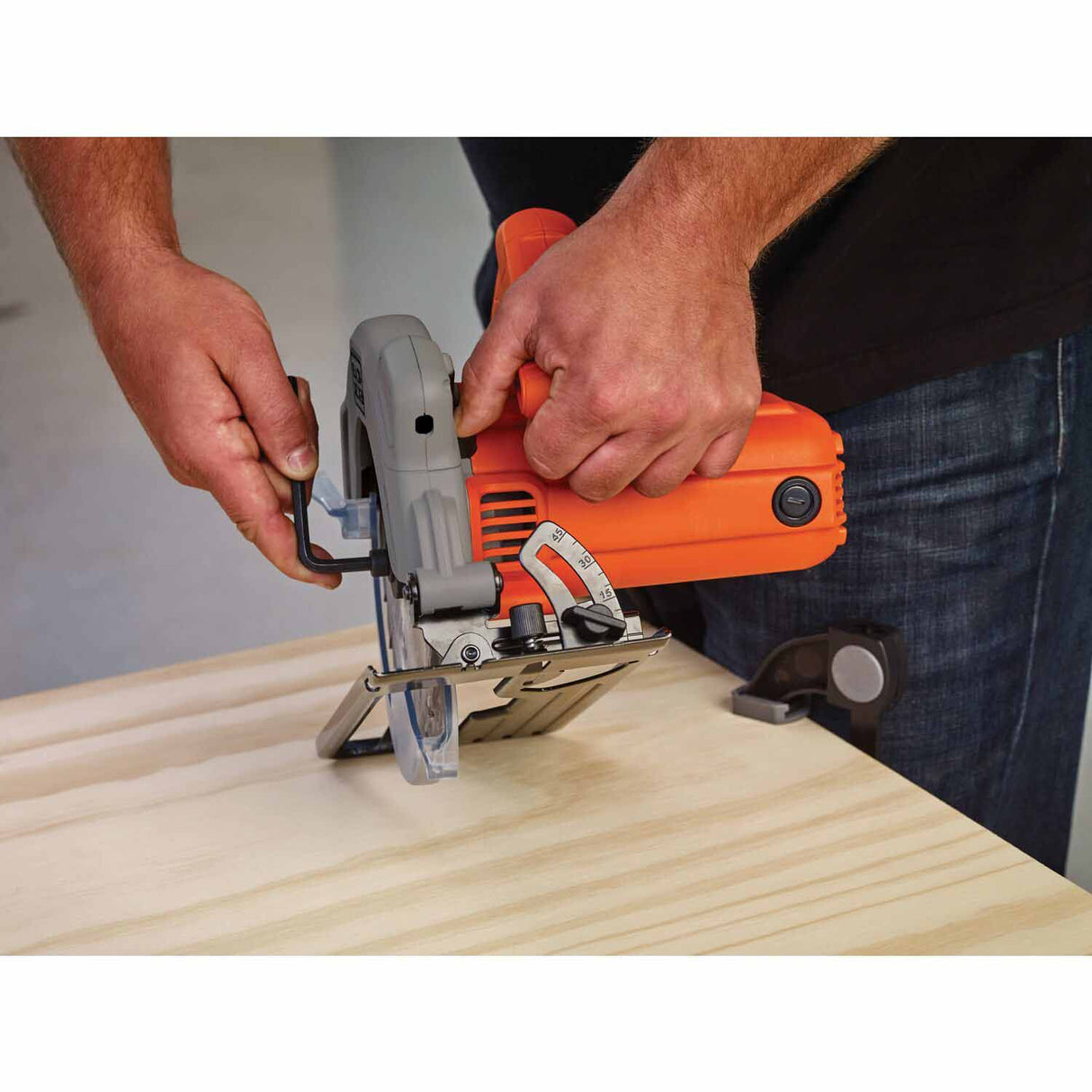 Black & Decker BDECS300C 13-Amp 7-1/4-in Corded Circular Saw - 5