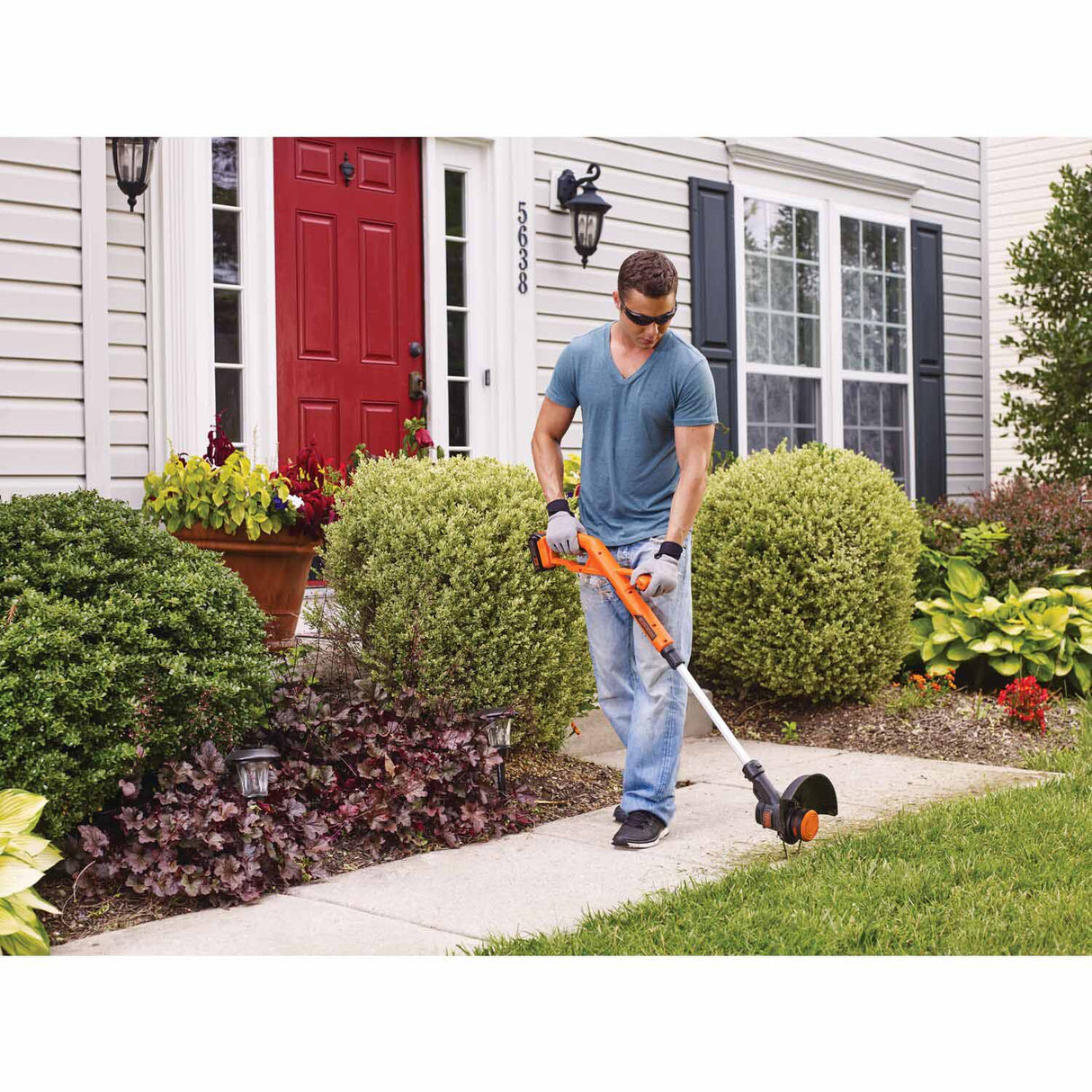Black & Decker LST201 20-volt MAX 10-in Straight Cordless String Trimmer and Edger - 5