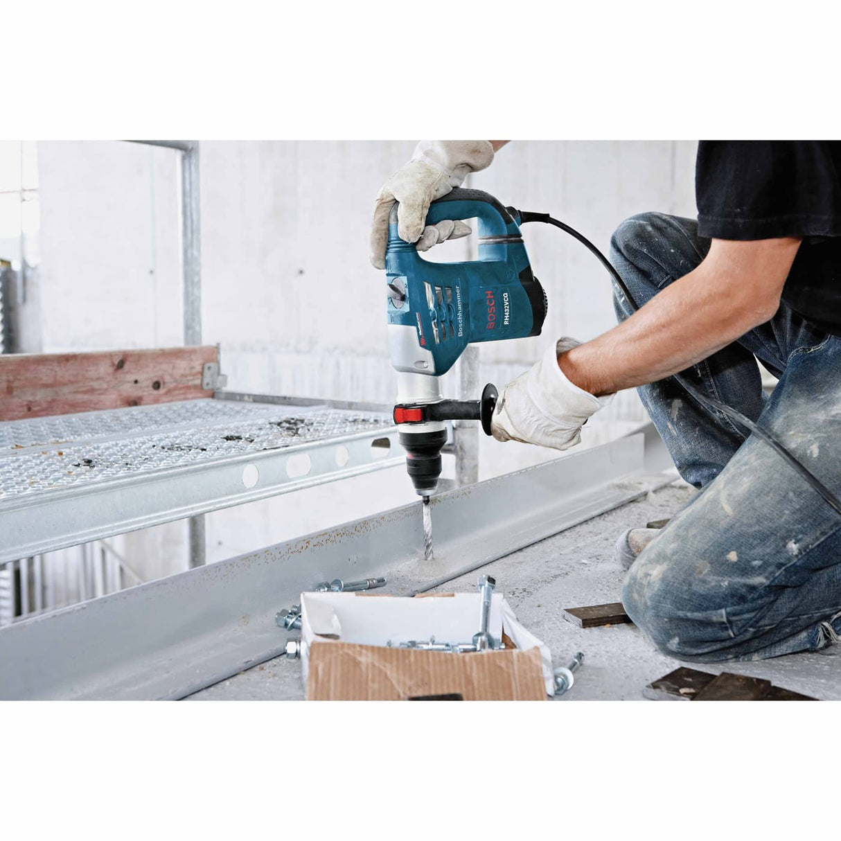 Bosch RH432VCQ 1-1/4-Inch SDS-plus Rotary Hammer with Quick-Change Chuck System - 4
