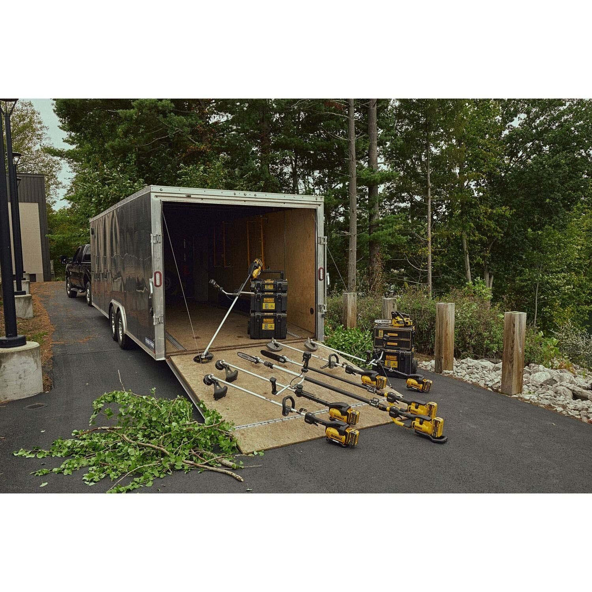 DeWalt DCST980X2 60V MAX Brushless 17.5 in. String Trimmer Kit with LED Display and D-Ring Handle (2 Batteries) - 10