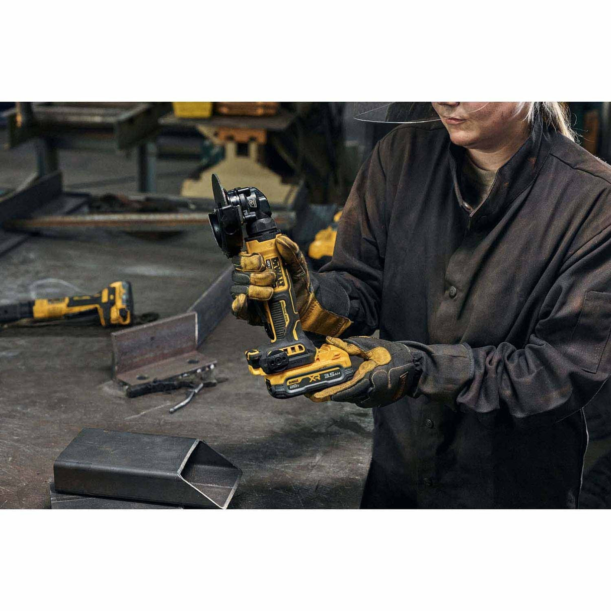DeWalt DCG400S2 ATOMIC 20V MAX* 4 in. Angle Grinder Kit with XR POWERSTACK - 20