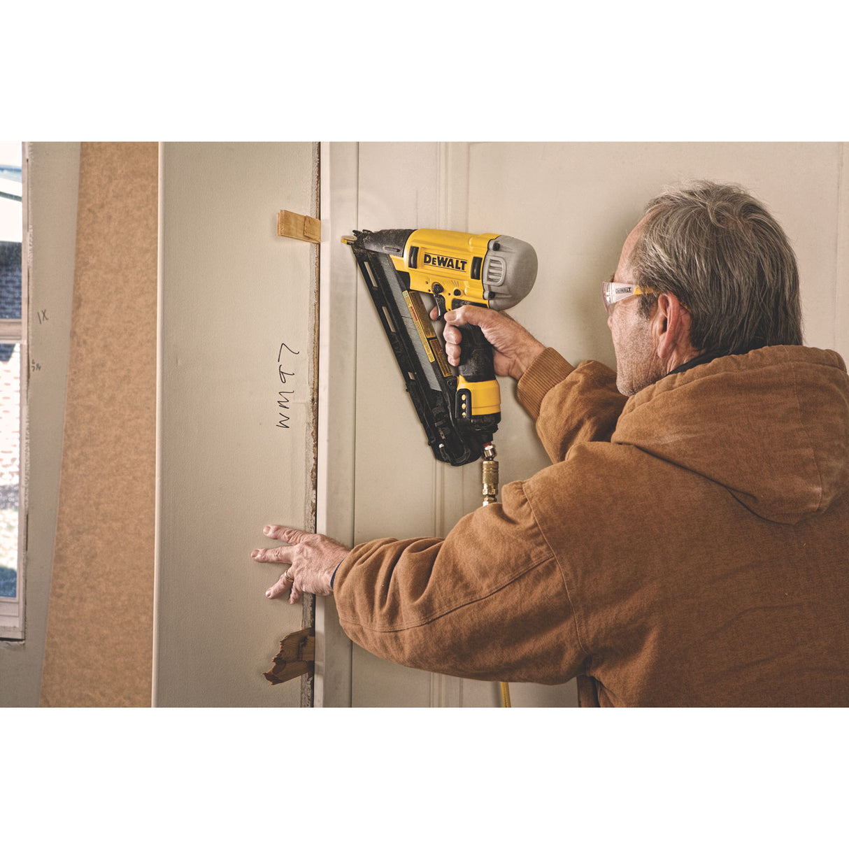 DeWalt DWFP72155 15 GA Precision Point DA Style Angle Finish Nailer - 4