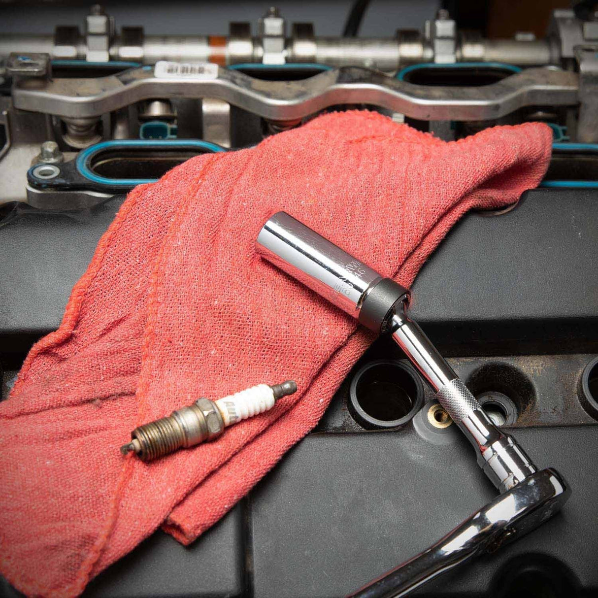 Gearwrench 80546 3/8" Drive 6 Point Magnetic Swivel Spark Plug Socket (1 Pack) - 4