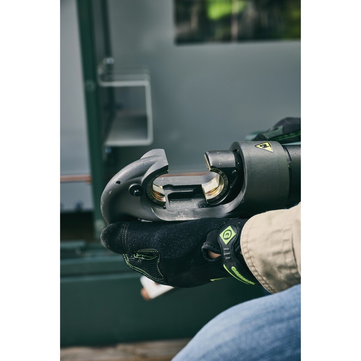 Greenlee EK1240SLX12 12-Ton Cordless Crimper Kit with 12V Charger and 4.0Ah Batteries (2 Batteries) - 7