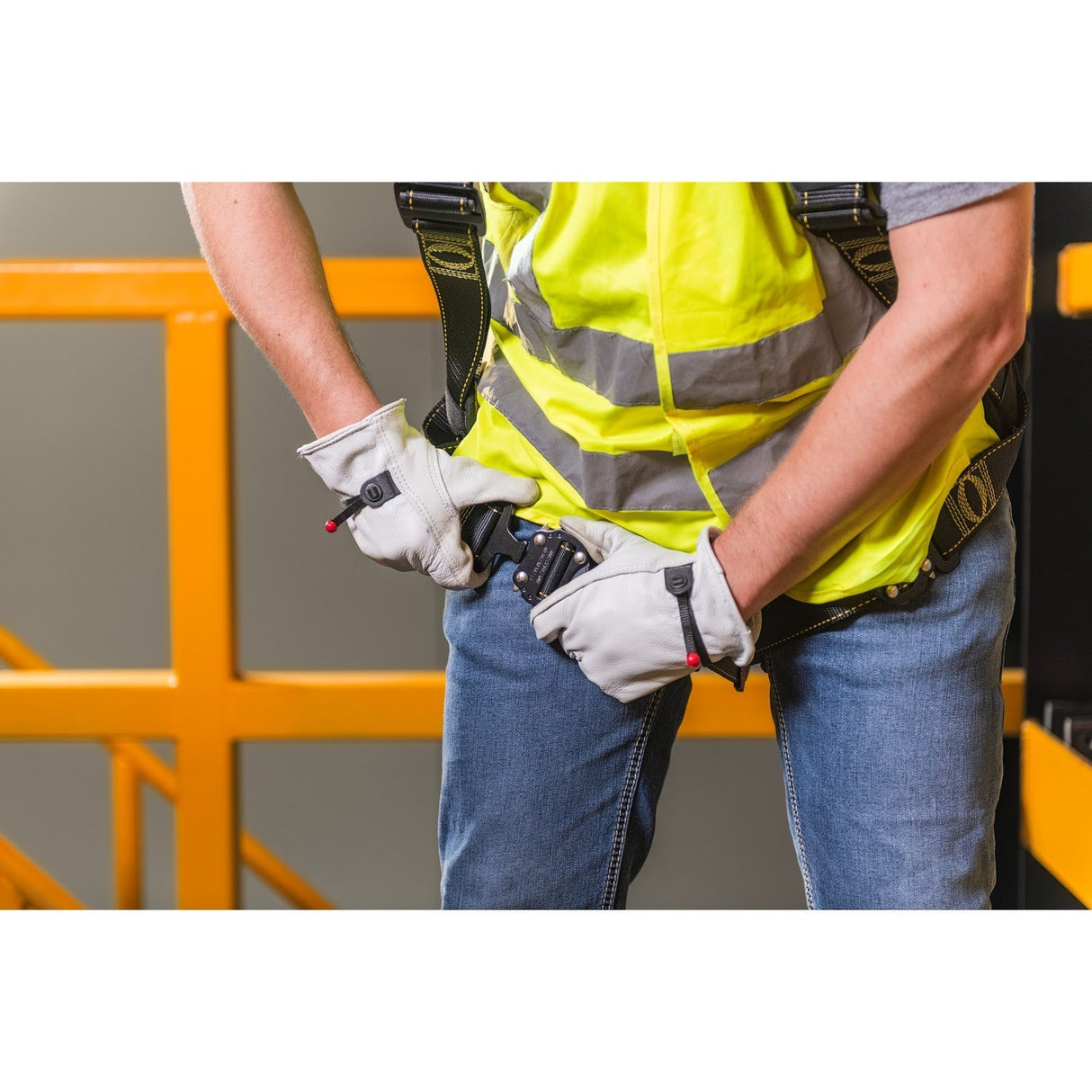 Guardian 21046 Cyclone Full Body Fall Protection Harness Size M-L with Quick-Connect Buckles - 4
