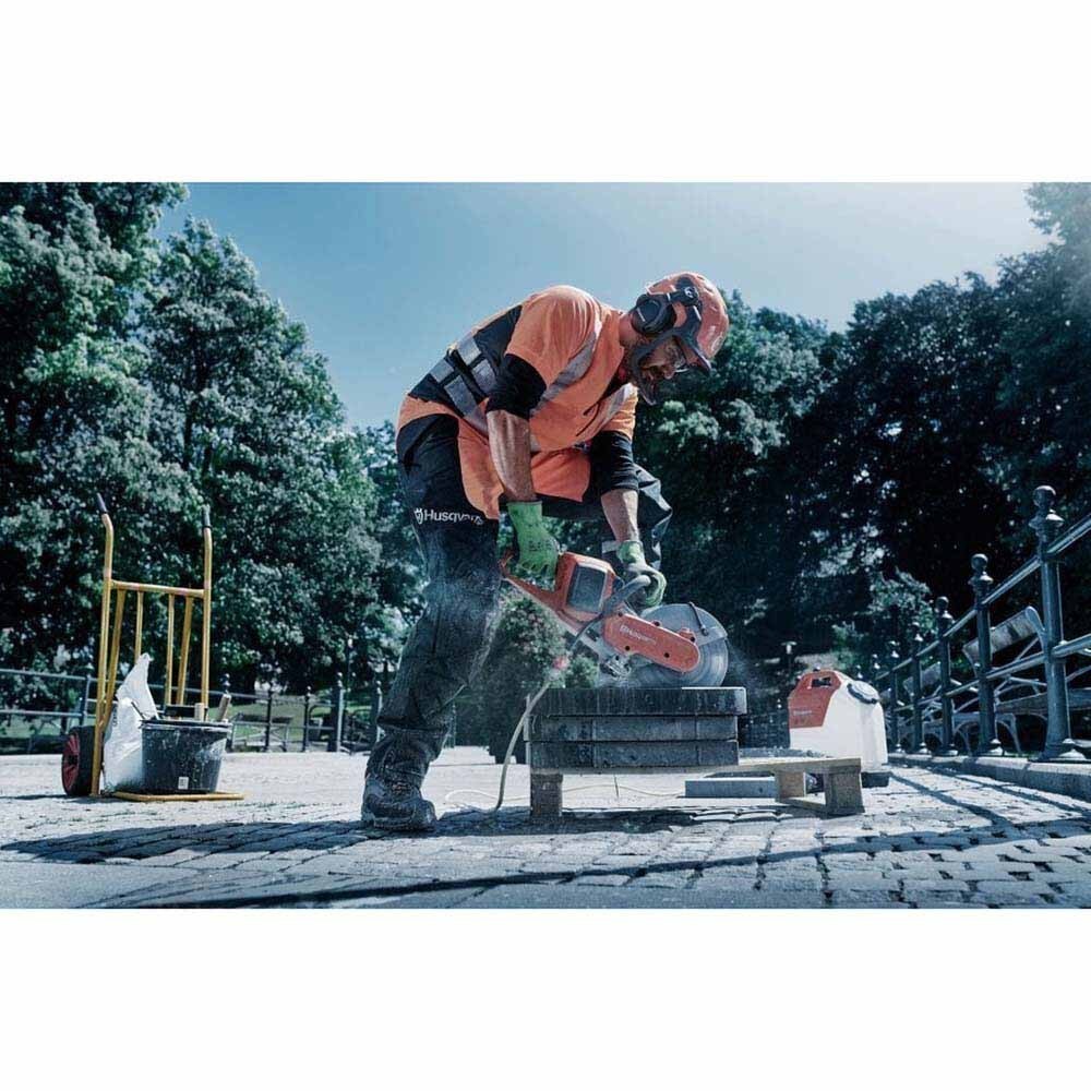 Husqvarna 967795903 K535i Battery-Powered 9" Power Cutter Kit with BLi200 Battery and QC330 Charger