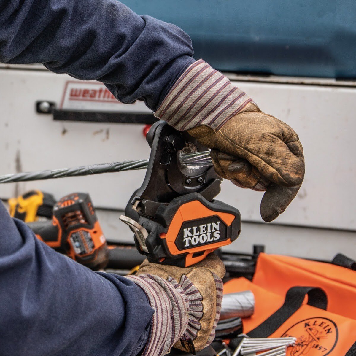 Klein BAT20GD1 Battery-Operated EHS Closed-Jaw Cable Cutter Kit with 20V 2 Ah Batteries - 8