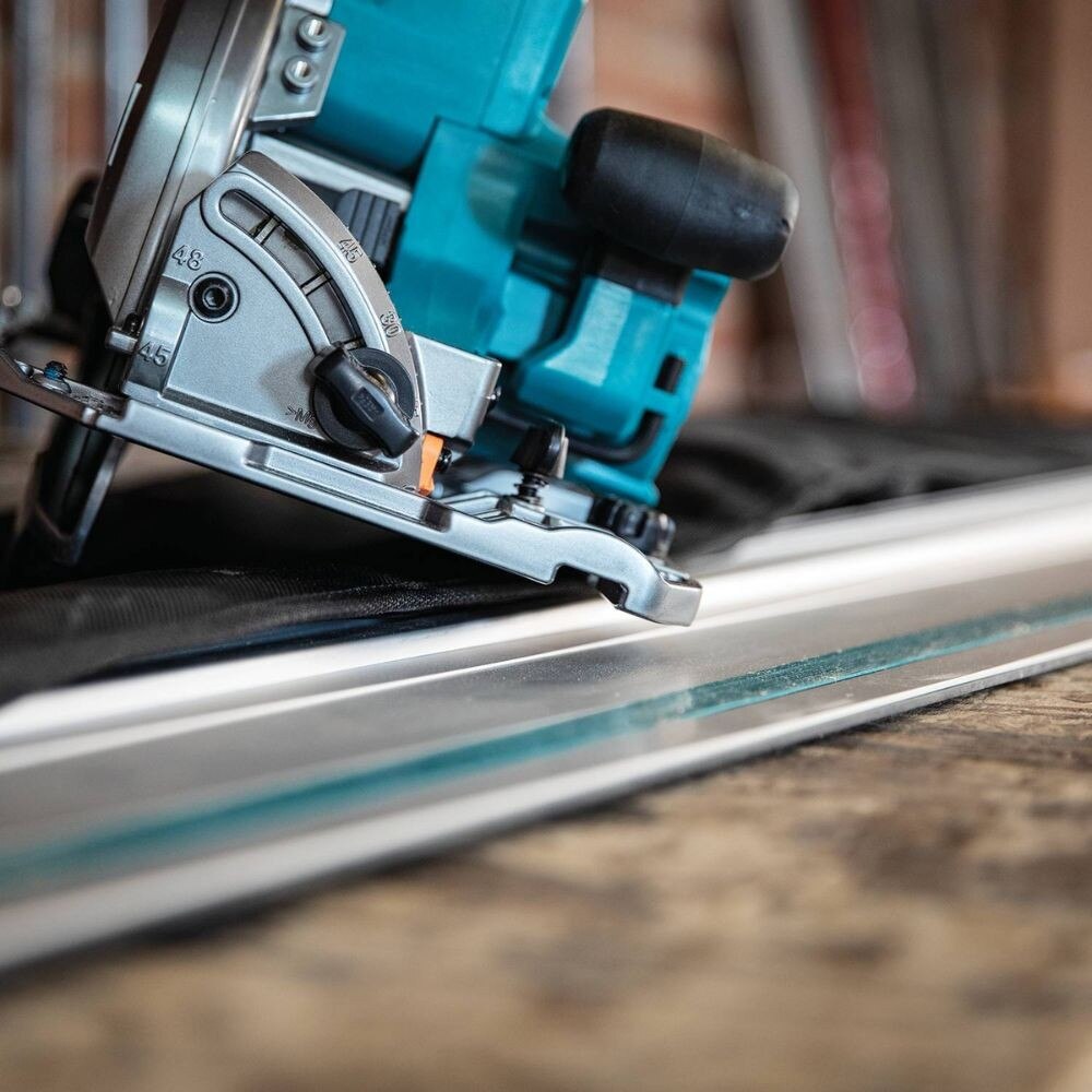 Makita GSH02M1 40V max XGT Brushless Cordless 7-1/4" Circular Saw Kit, guide rail compatible base, AWS Capable, bag, with one battery (4.0Ah) - 12