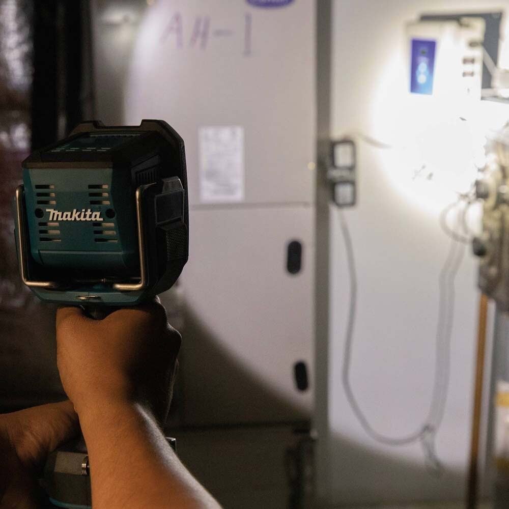 Makita ML007G 40V max XGT Cordless L.E.D. Flashlight / Spotlight (Tool Only) - 10