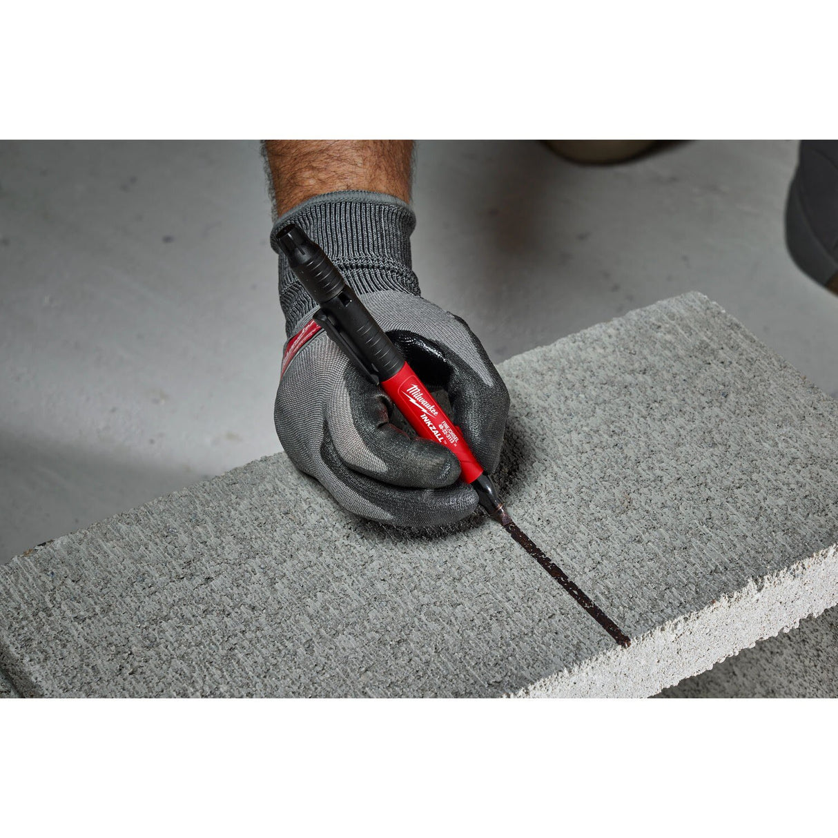 Milwaukee 48-22-3113 Double Sided Black Jobsite Marker with Fine Point and Chisel Tip - 3