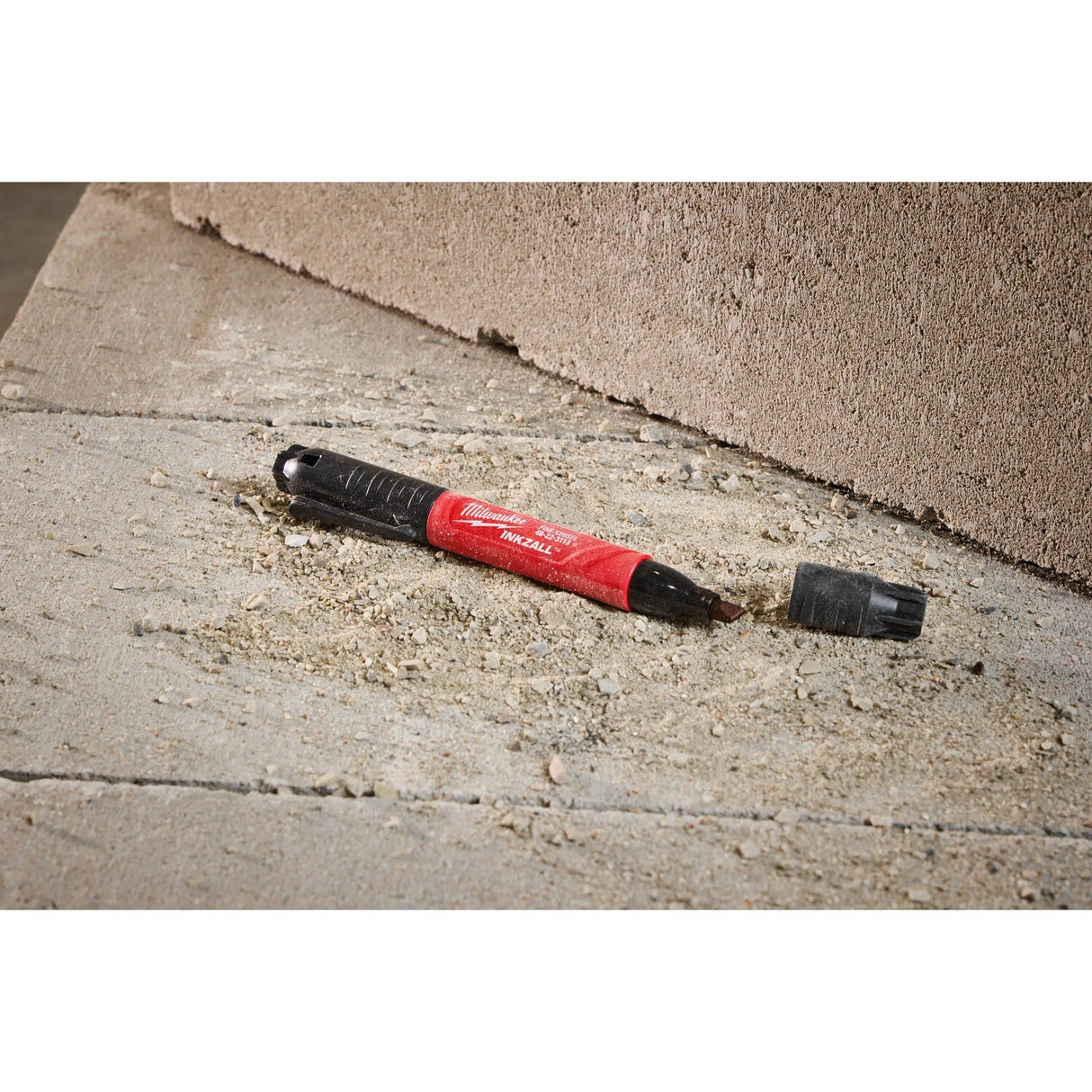 Milwaukee 48-22-3113 Double Sided Black Jobsite Marker with Fine Point and Chisel Tip - 6
