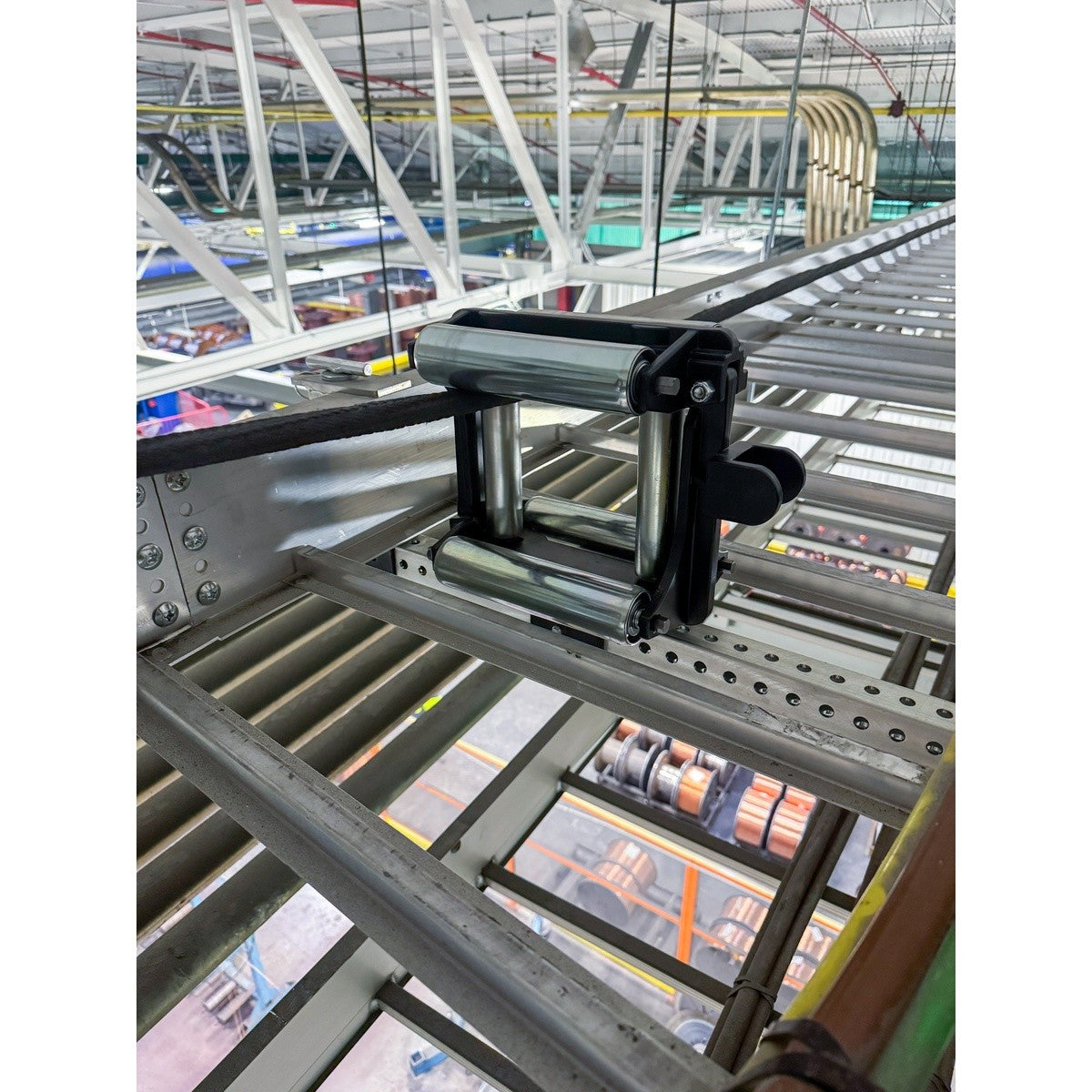 Southwire 65103501 Universal Split Box Roller with 48" Crossbar and Tray Clamps (HB1A-9X48) - 11