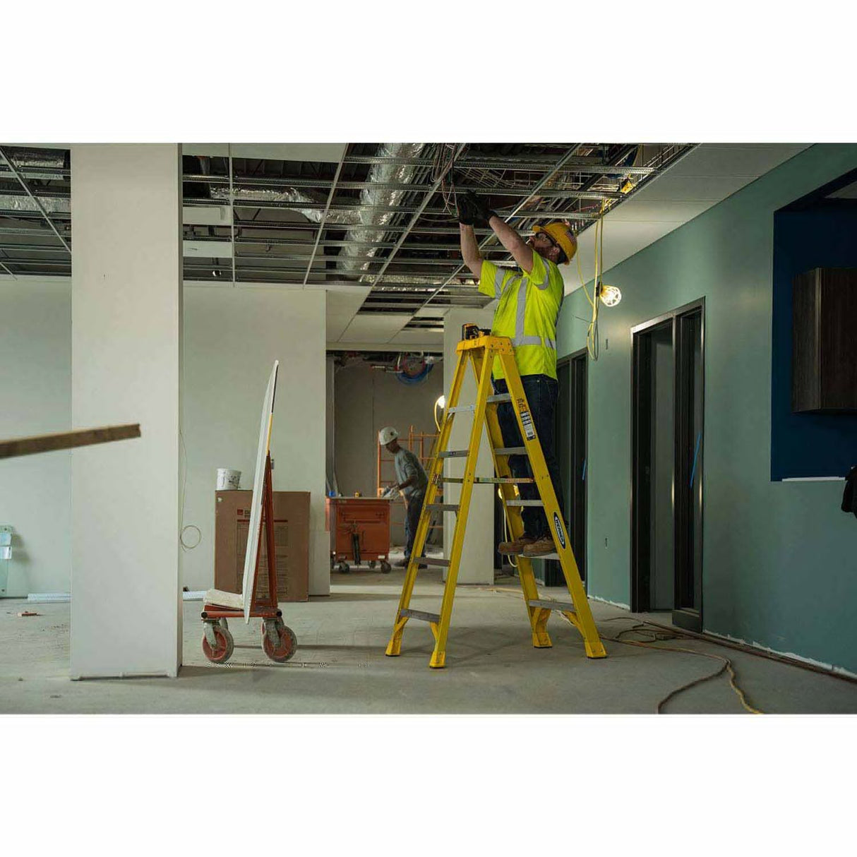 Werner 6306 6ft Type IAA Fiberglass Stepladder - 11