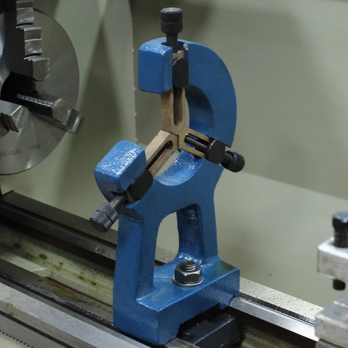 Baileigh Industrial BA9-1228215 PL-1022VS-V2 10" x 22" Variable Speed Bench Top Lathe with DRO - 4