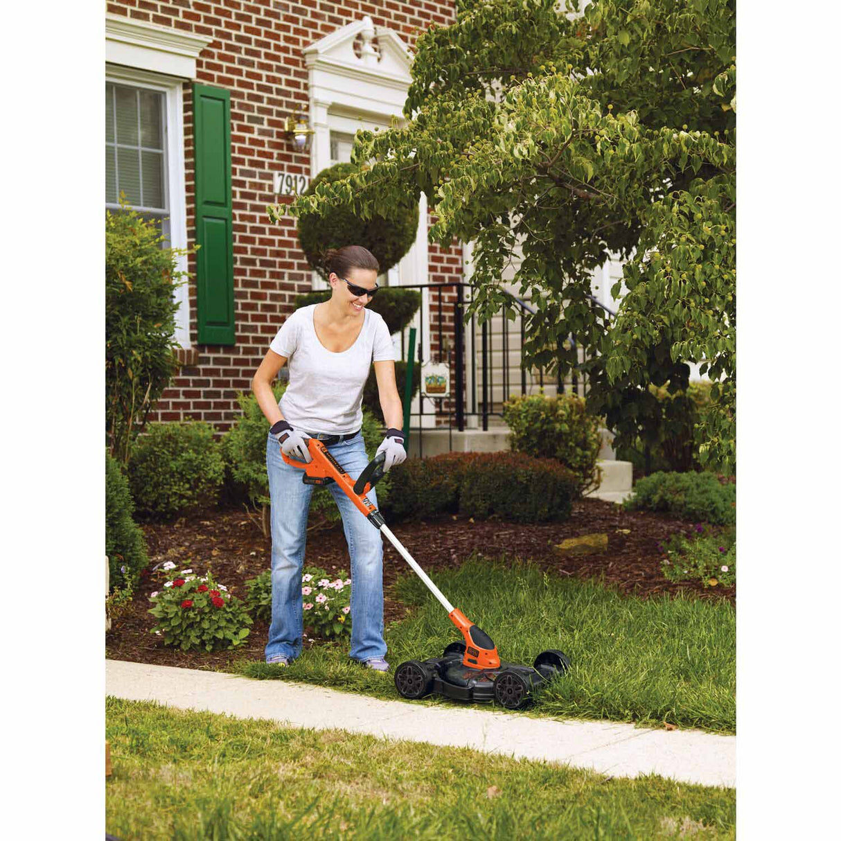 Black & Decker MTC220 20-volt Max 12-in 3-in-1 Compact Cordless Push Lawn Mower - 8