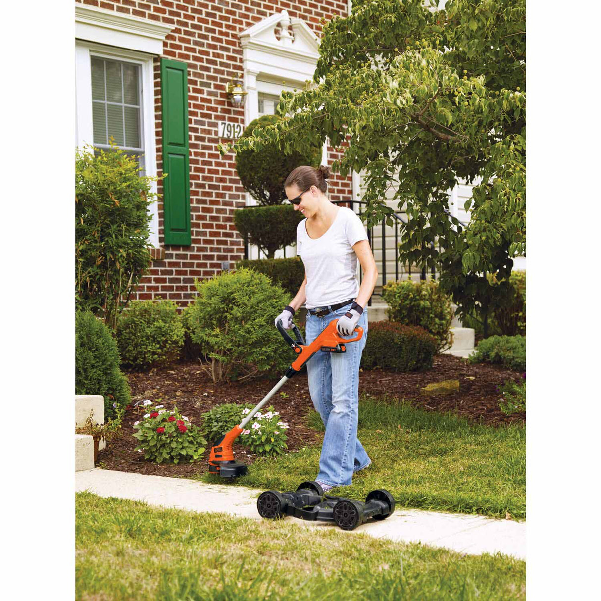 Black & Decker MTC220 20-volt Max 12-in 3-in-1 Compact Cordless Push Lawn Mower - 9