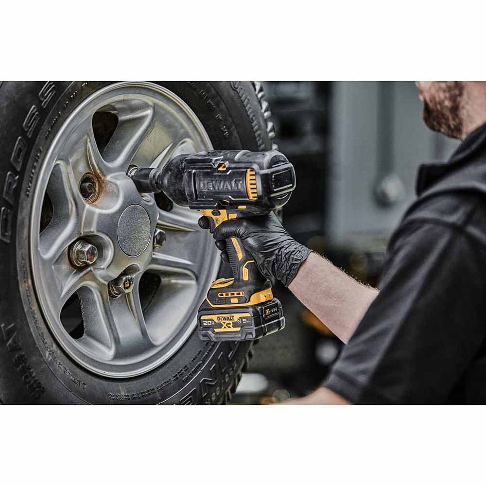 DeWalt DCF900GP2 20V MAX* XR 1/2 In. High Torque Impact Wrench with Hog Ring Anvil with (2) Oil-Resistant 5.0 Ah Batteries and Charger Kit - 10