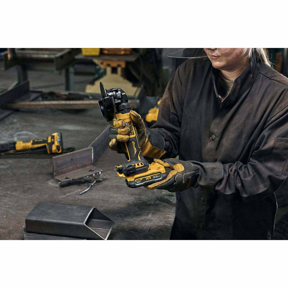 DeWalt DCG400S2 ATOMIC 20V MAX* 4 in. Angle Grinder Kit with XR POWERSTACK - 20