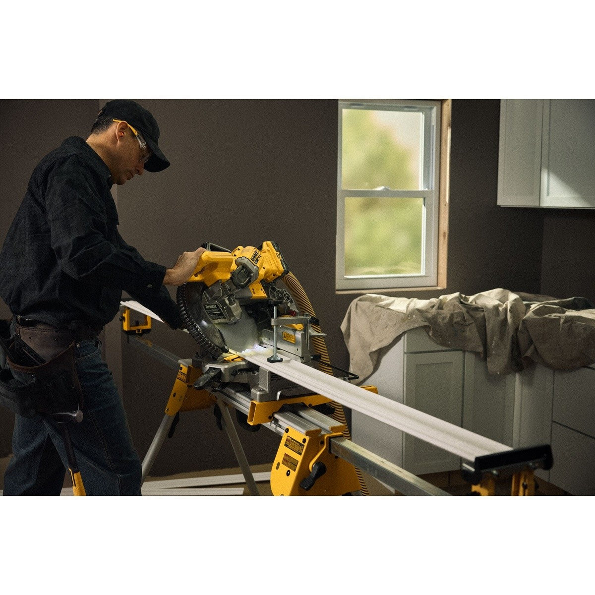 DeWalt DCS714WW1 20V MAX XR 10 in. Double Bevel Fixed Miter Saw Kit with 8Ah Battery and Charger - 8
