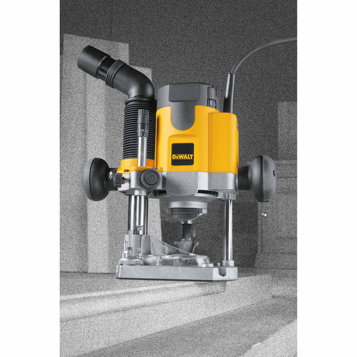 DeWalt DW621 Heavy-Duty 2 HP EVS Plunge Router - 8