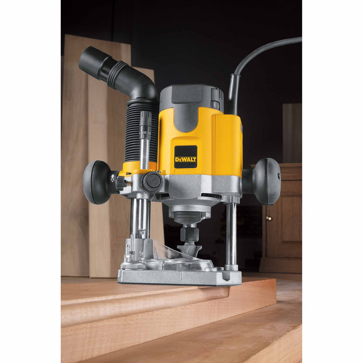 DeWalt DW621 Heavy-Duty 2 HP EVS Plunge Router - 9