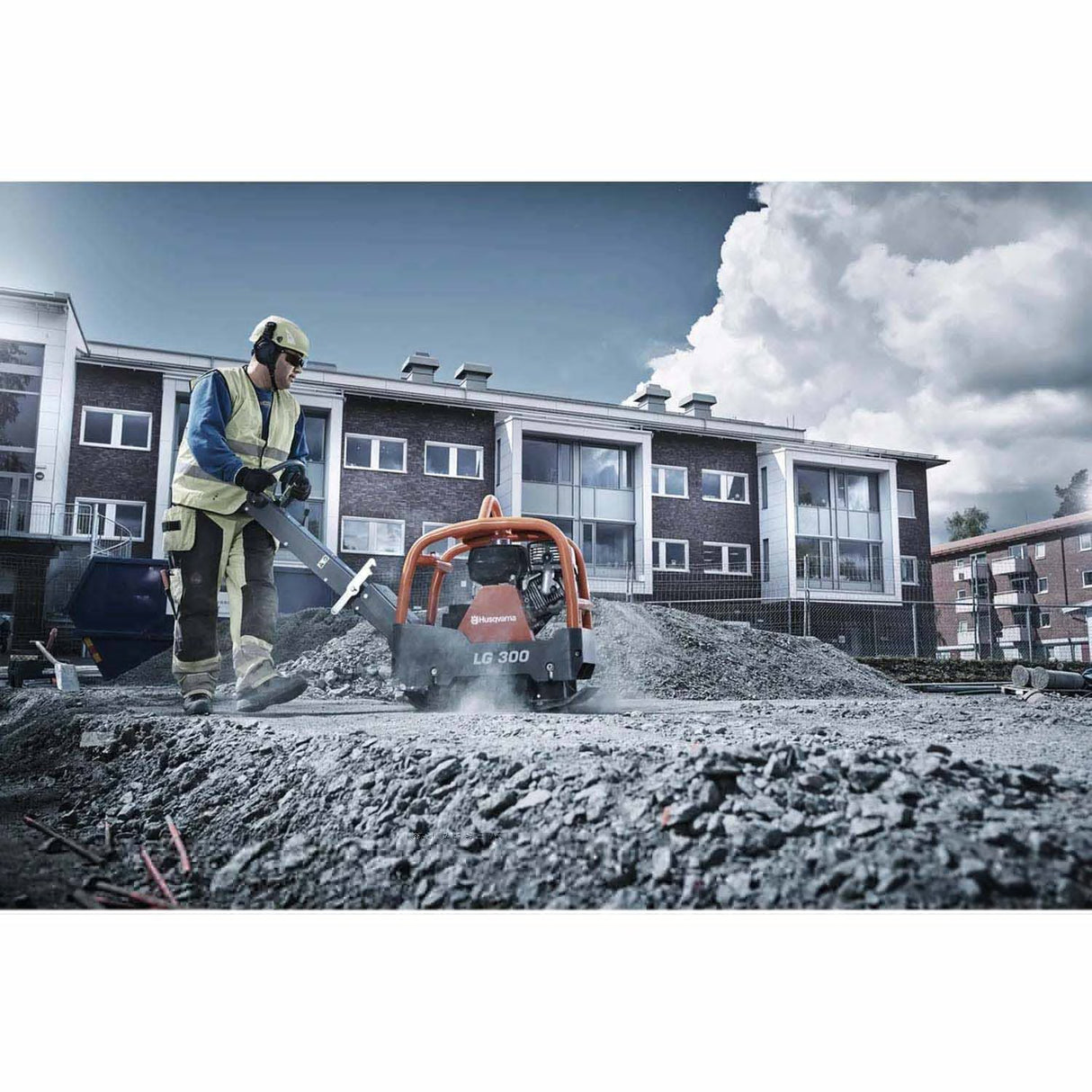 Husqvarna 967855301 LG 300 Reversible Plate Compactor with Honda GX270 Engine, 19.69 in. Plate Width - 5