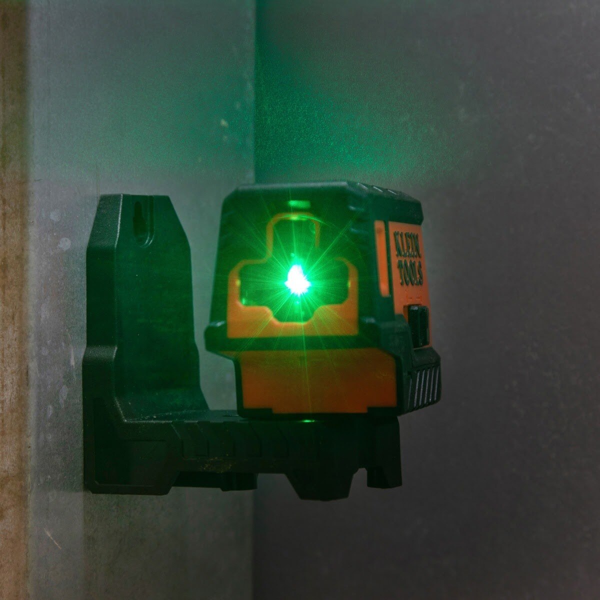 Klein 93MCLPG Compact Green Cross-Line Laser Level with Plumb Spot - 9