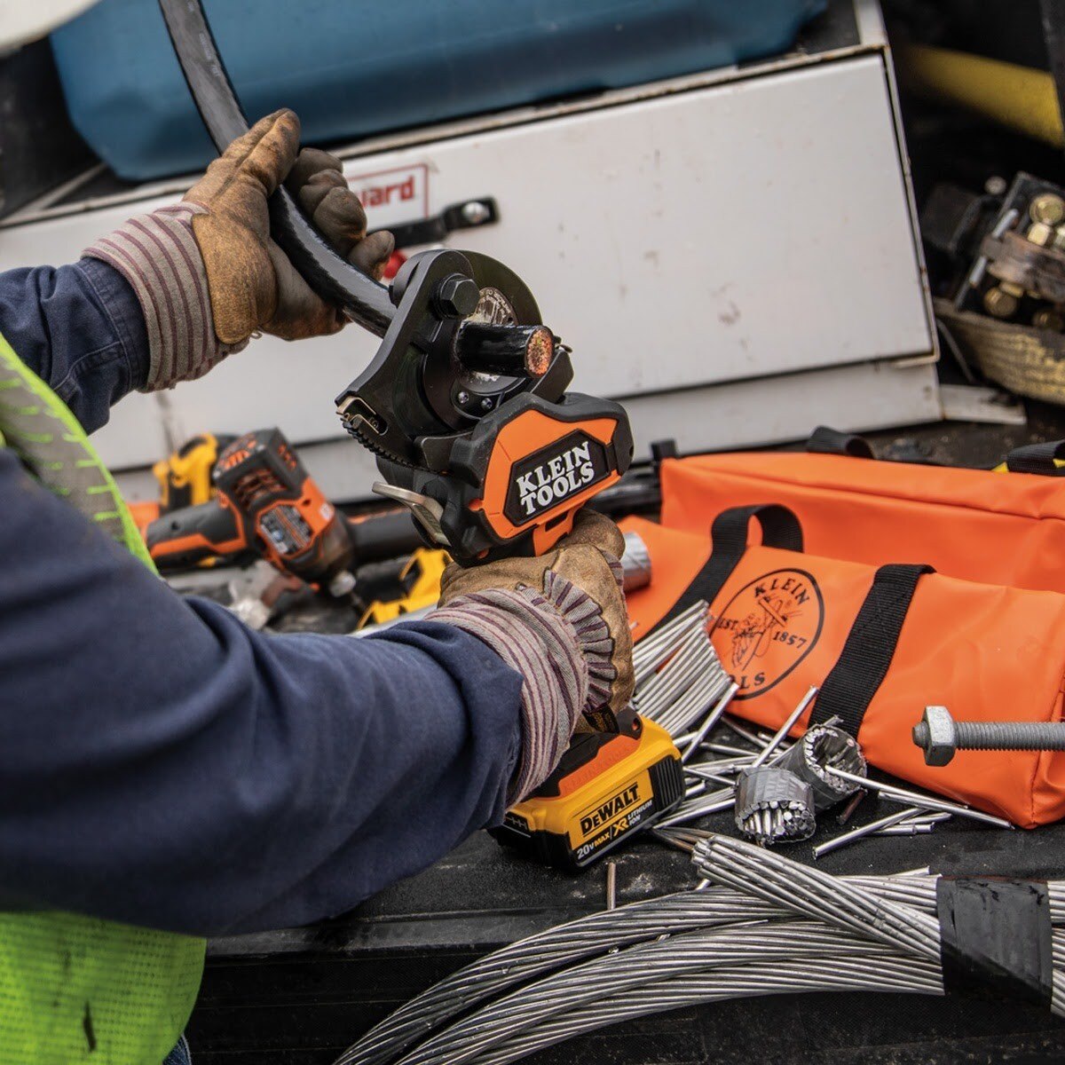 Klein BAT20GD14H Battery-Operated EHS Closed-Jaw Cutter Kit 20V 4 Ah (2 Batteries) - 8