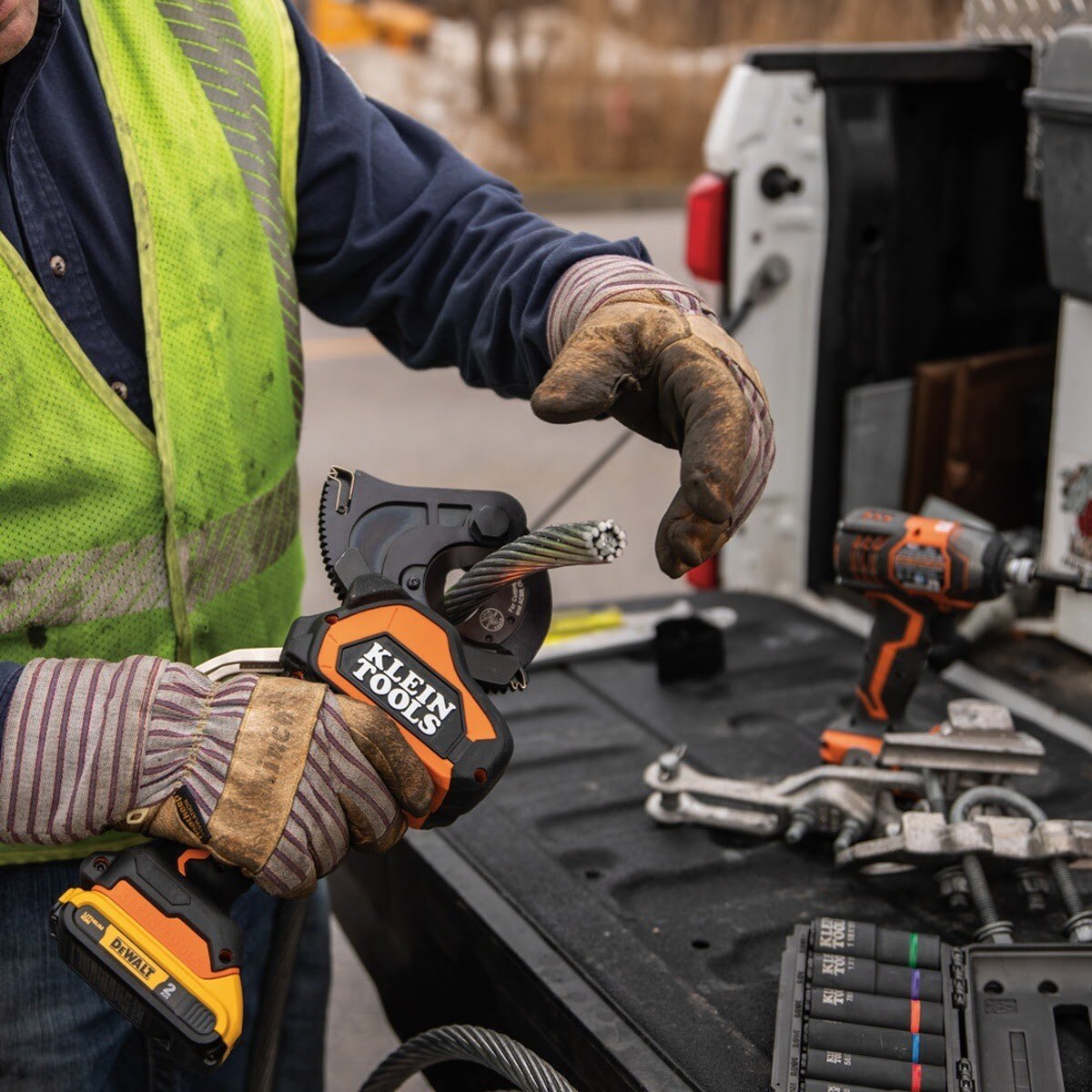 Klein BAT20GD1 Battery-Operated EHS Closed-Jaw Cable Cutter Kit with 20V 2 Ah Batteries - 9