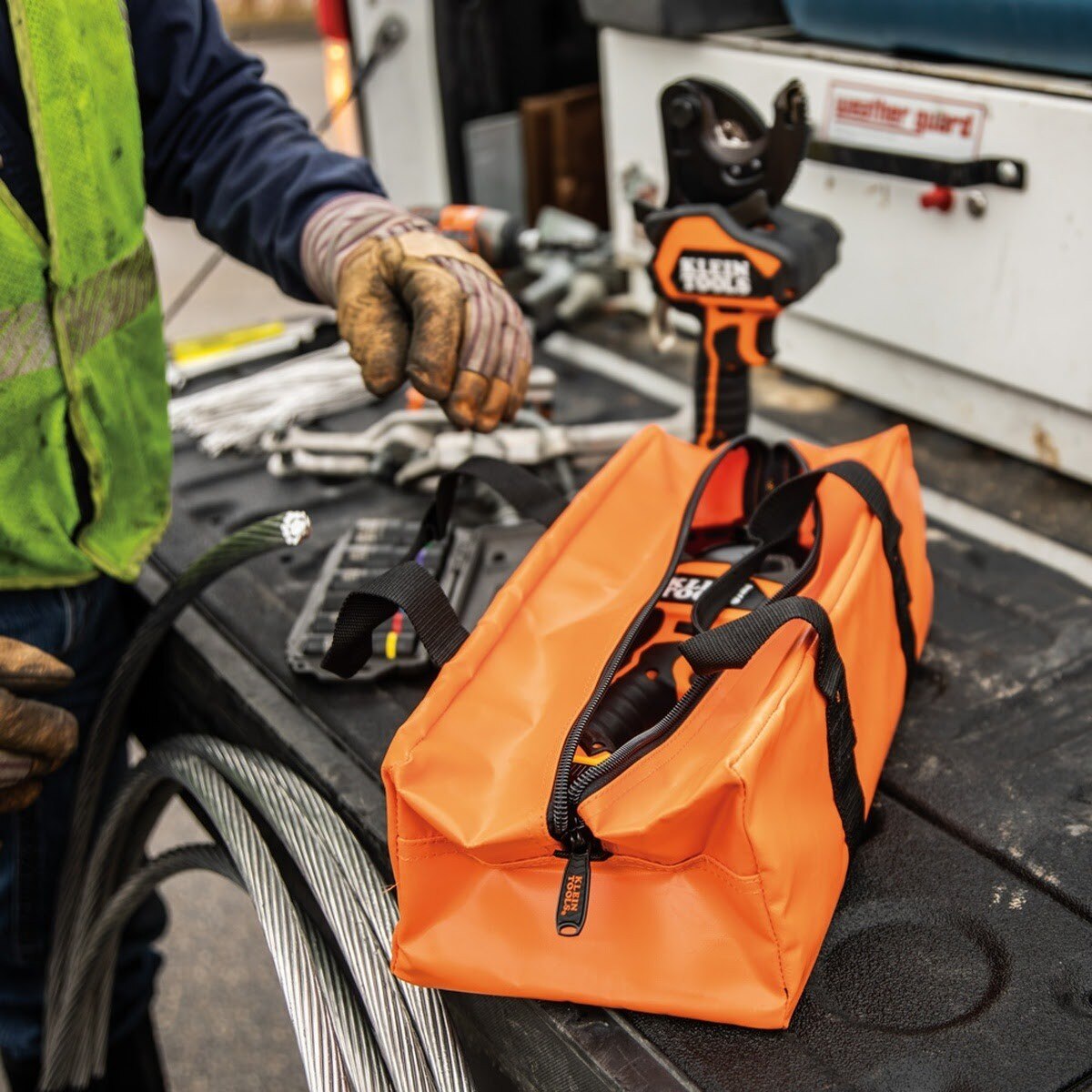 Klein BAT20GD1 Battery-Operated EHS Closed-Jaw Cable Cutter Kit with 20V 2 Ah Batteries - 10