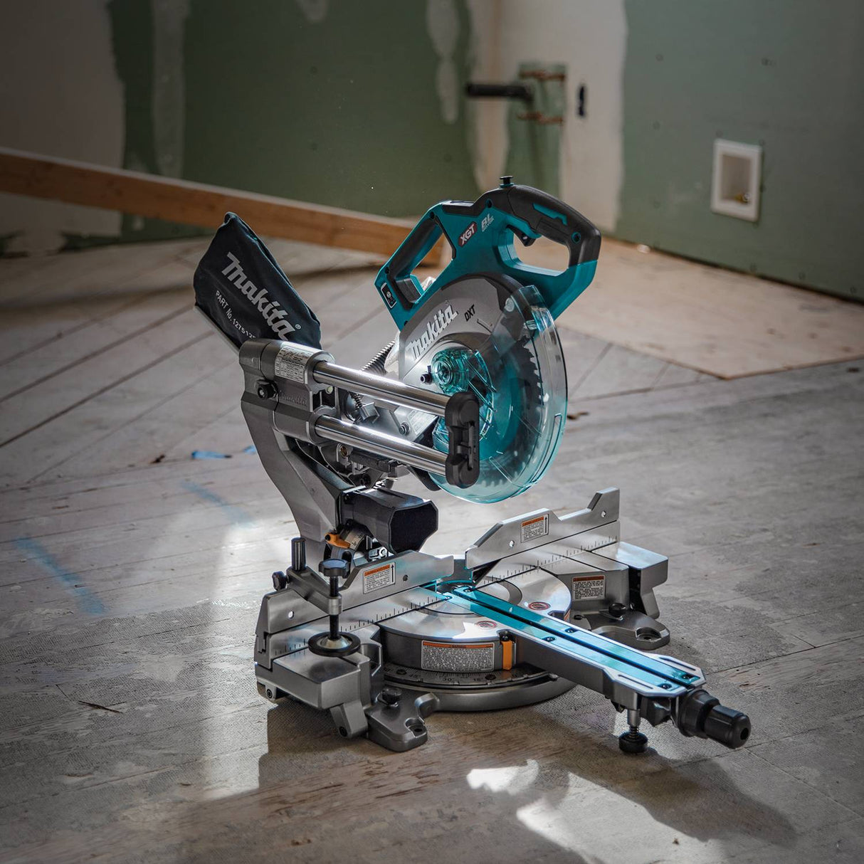 Makita GSL02Z 40V max XGT Compound Miter Saw - 2