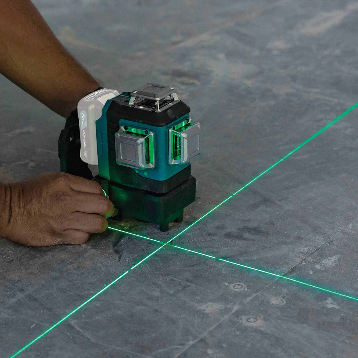 Makita SK700GD 12V max CXT Self-Leveling 360° 3-Plane Green Laser - 3