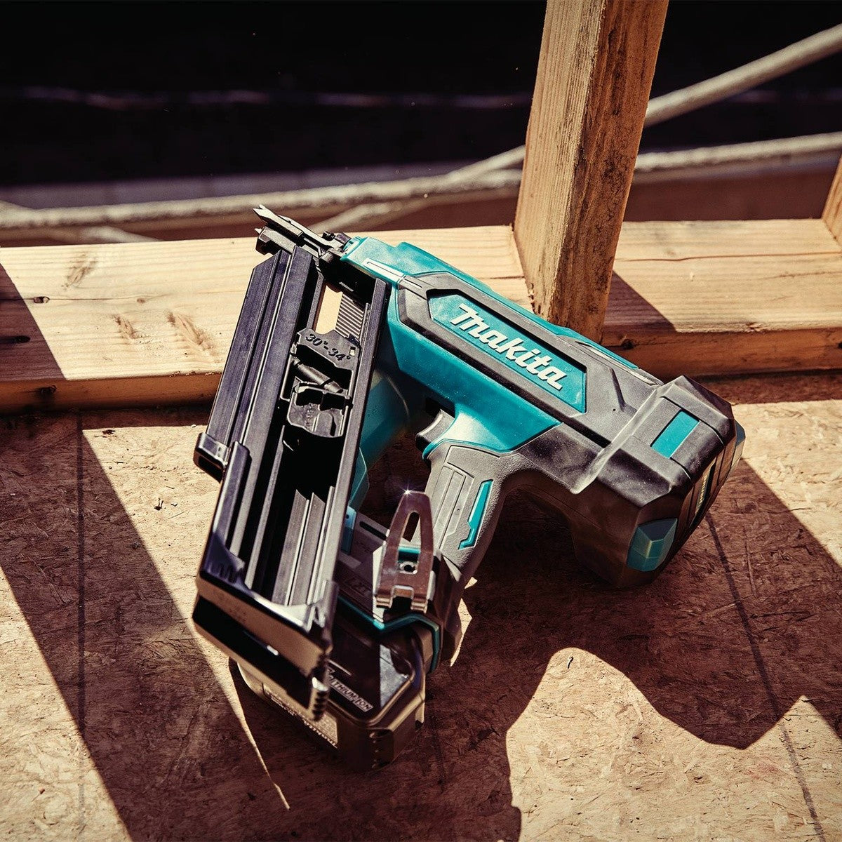 Makita XNB07M1 18V LXT Brushless Cordless 30 Degree Clipped Head 3-1/2 in Framing Nailer Kit (4.0Ah Battery) - 2