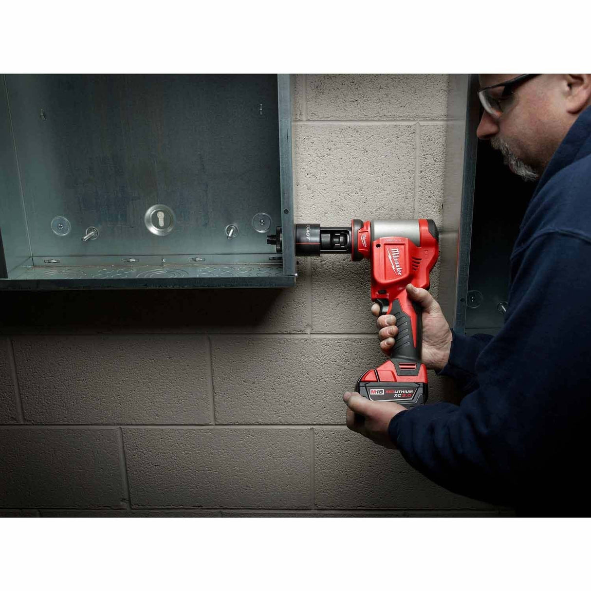 Milwaukee 2676-02 M18 FORCE LOGIC 10 Ton Knockout Tool 1/2" to 2" - 7
