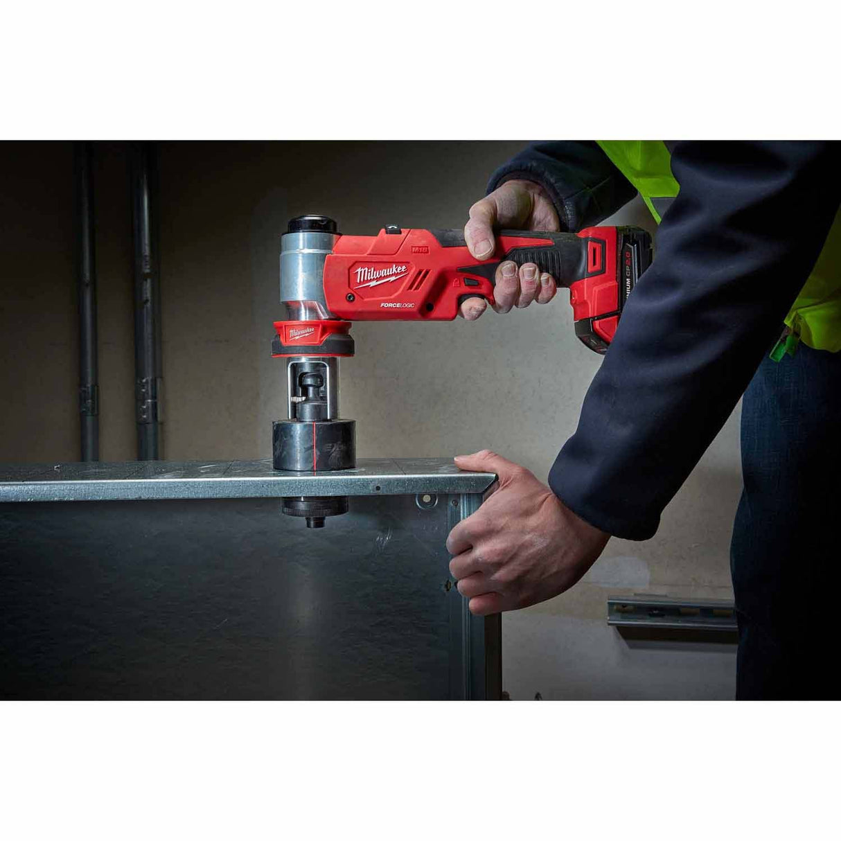 Milwaukee 2677-02 M18 FORCE LOGIC 6T Knockout Tool 1/2" - 2" - 9