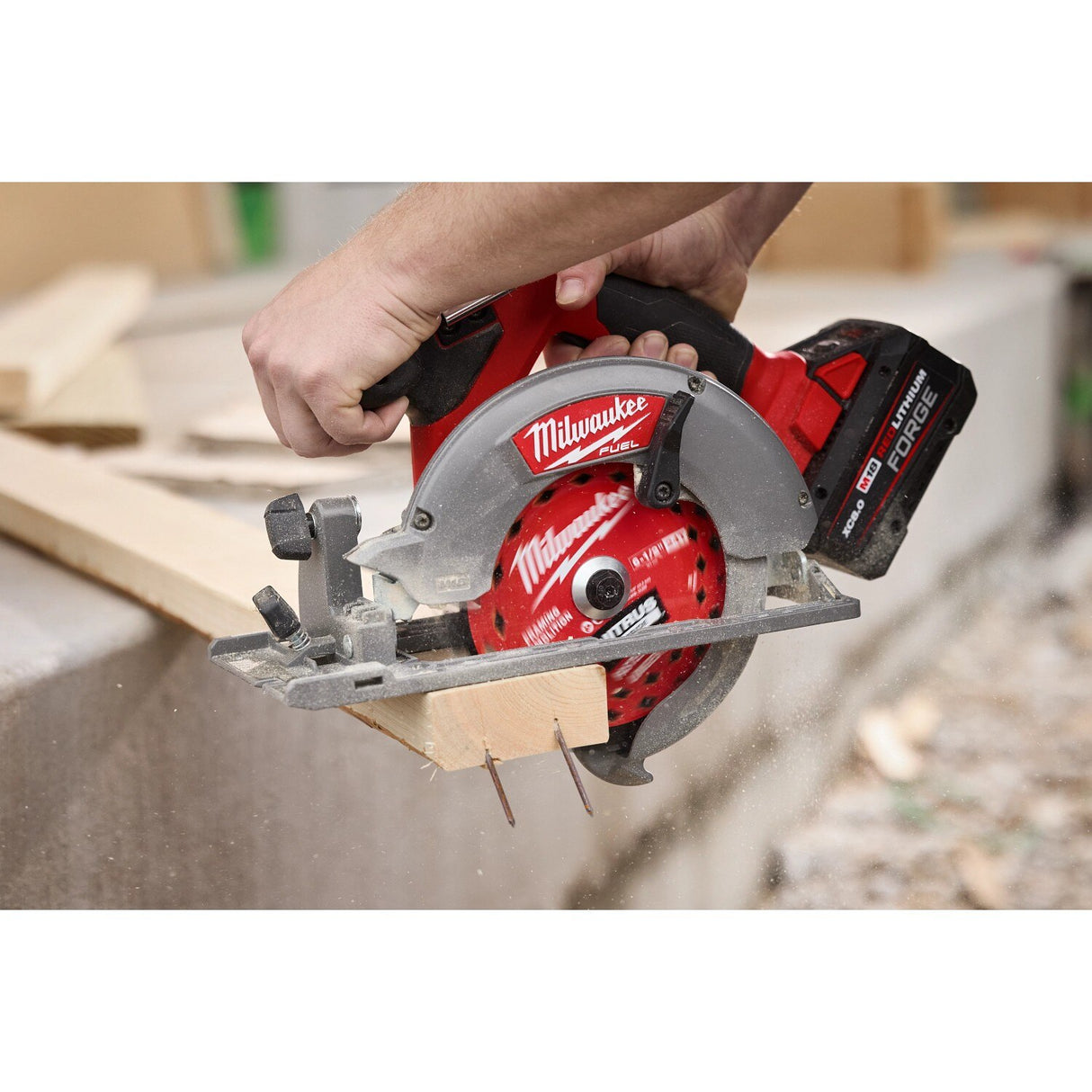 Milwaukee 48-40-0652 6-1/2 " 24T NITRUS Carbide Framing and Demolition Circular Saw Blade (2 Pack) - 11
