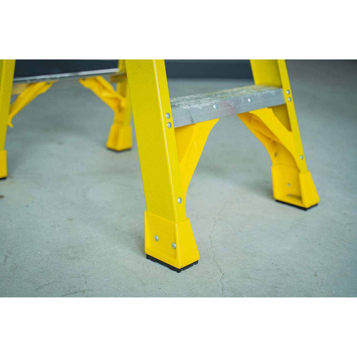 Werner 6304 4ft Type IAA Fiberglass Stepladder - 7