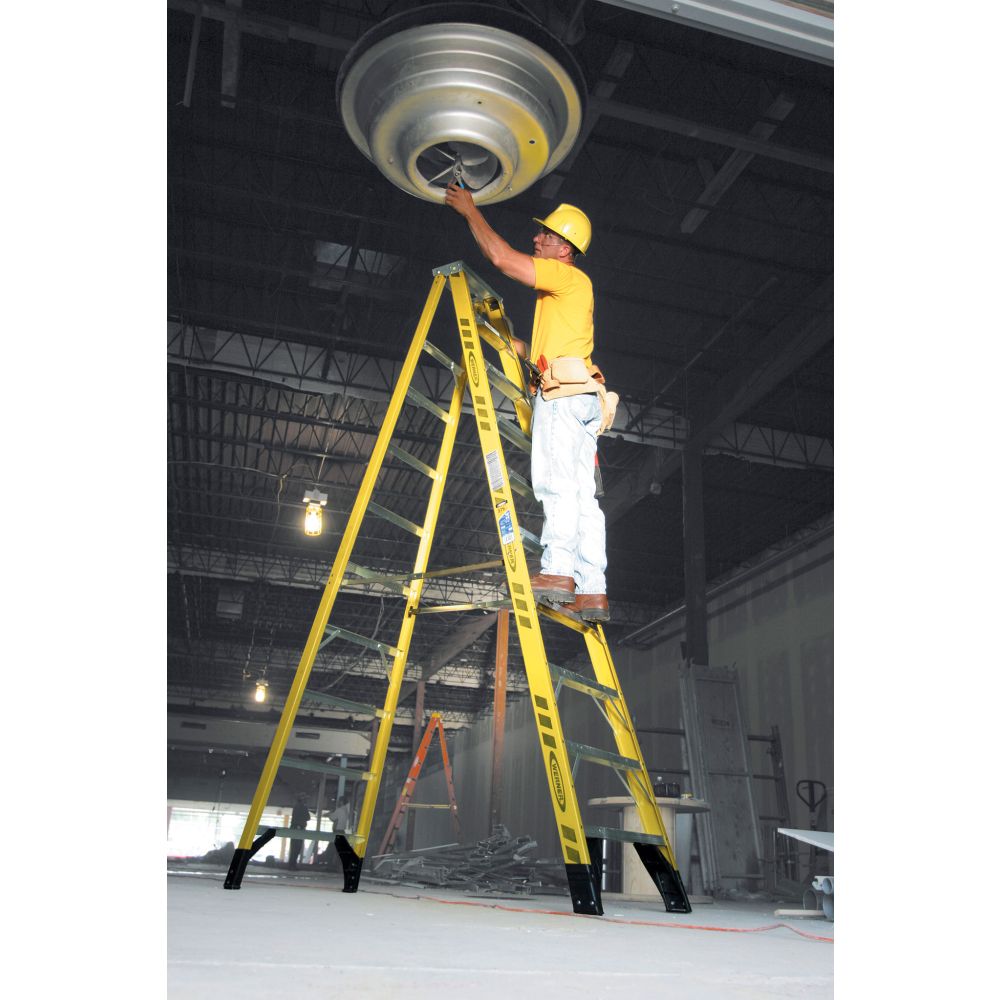 Werner 7304 4ft Type IAA Fiberglass Stepladder - 4