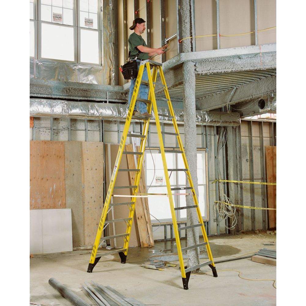 Werner 7304 4ft Type IAA Fiberglass Stepladder - 7